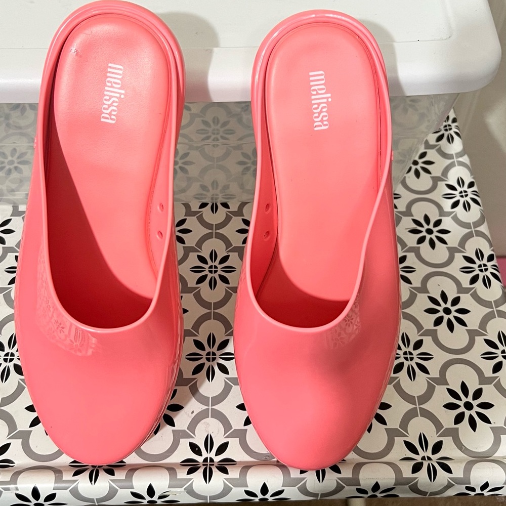 Melissa Smart Clog is an easy-to-wear shape,with maximum comfort. In Pink - Picture 2 of 4